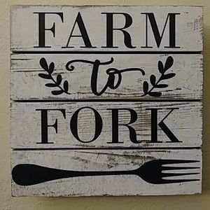 Wooden rustic Farm to Fork sign